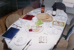 1280px-Seder_Table