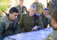 IDF Chief of Staff Benny Gantz (C) at Gaza border on Saturday. (Photo: Yehudah Gross, IDF spokesperson/Flash90)