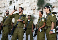 Golani soldiers blow the Shofar at the Western Wall. (Photo: Nati Shohat / Flash 90)