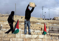 Arab terrorists throw rocks in Jerusalem. (Photo: Uri Lenz/ Flash90)