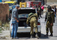 IDF soldiers search an Arab car. (Photo: Photo: Hadas Parush/Flash90)