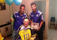 Maccabi Tel Aviv soccer stars with Yisrael Krysztal. (Photo: Maccabi Tel Aviv official site)