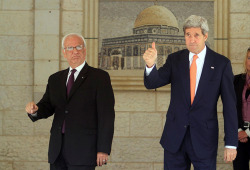 US Secretary of State John Kerry (R) seen with chief Palestinian negotiator Saeb Erekat. (Photo: Issam RImawi/Flash90)