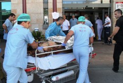 Israeli doctors treat wounded Syrian. (Photo: Simon Hadad).