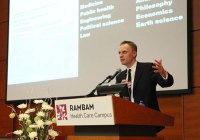 Prof. Horton speaks at Rambam Hospital. (Photo: Pioter Fliter/ RHCC)