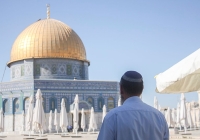 A Jew stand on the Temple Mount. (Photo: Lucie March/Flash 90)