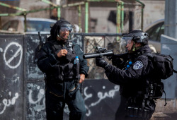 Israeli policemen stand guard in Jerusalem. (Photo: Yonatan Sindel/Flash90)