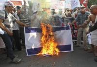 Burning the Israeli flag. (Photo: pamelageller.com)