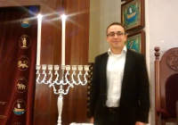 Mark Halawa on the first night of Chanukah at Tel Aviv's Great Synagogue. (Photo: Anav Silverman/ Tazpit News Agency)