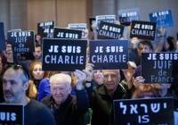 People hold placards which translate as "I am Charlie" during a remembrance ceremony in Jerusalem. (Photo: Yonatan Sindel/Flash90)