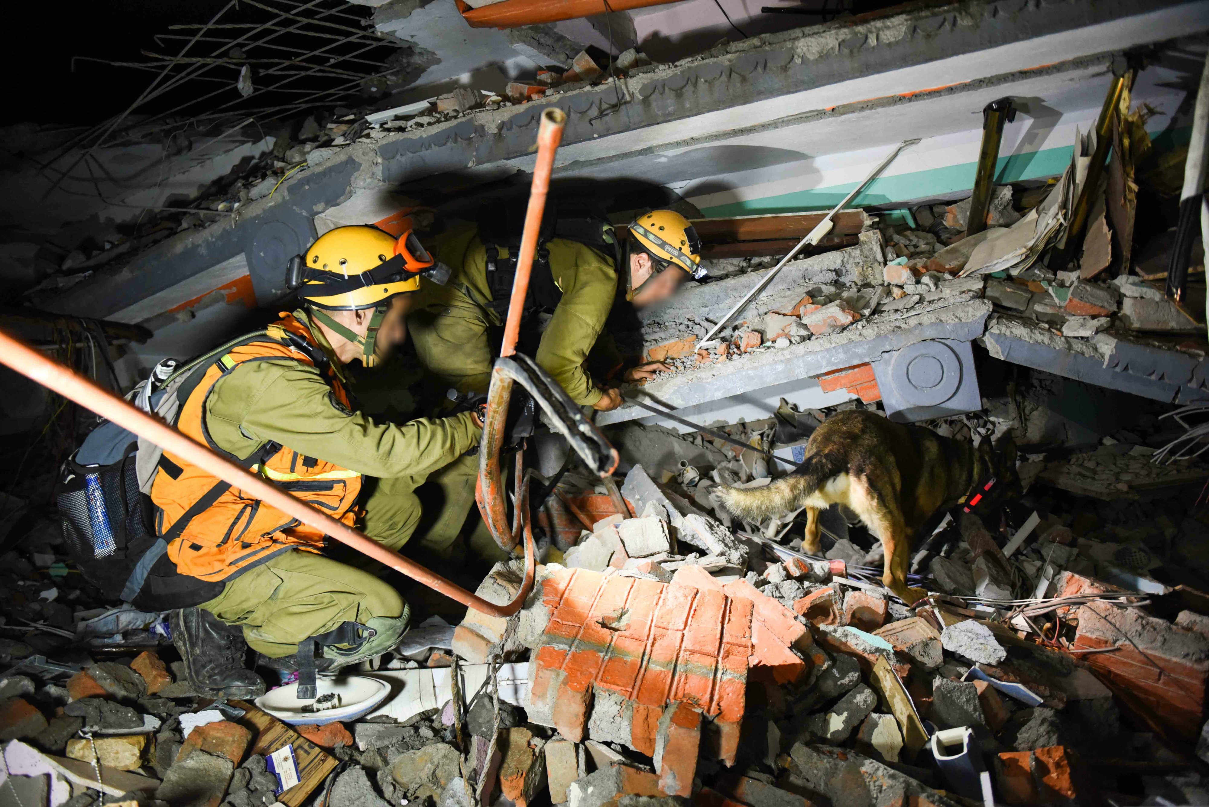 Israeli soldiers during rescue attempts of injured and trapped people from the ruins of buildings in Nepal. (IDF Spokesperson)