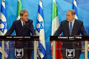O primeiro-ministro Benjamin Netanyahu (R) com o ministro dos Negócios Estrangeiros italiano Paolo Gentiloni