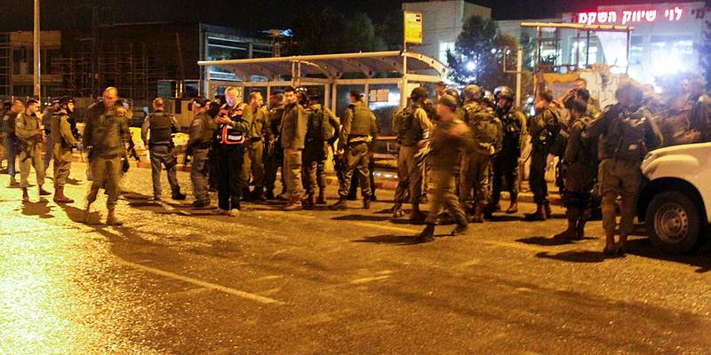 Security forces at the site of a terror attack near the Gush Etzion junction. (Gershon Elinson/Flash90)