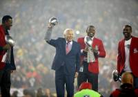 New England Patriots owner Robert Kraft, center, hoists the Lombardi Trophy for his team's win of Super Bowl XLIX. (AP/Winslow Townson)