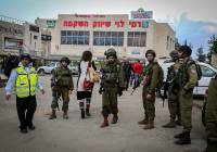 Israeli soldiers outside Rami Levy supermarket in the Etzion Bloc in Judea, where a Palestinian terrorist stabbed and wounded an Israeli woman in October. (Gershon Elinsonl/Flash90)