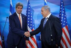 US Secretary John Kerry (L) and PM Benjamin Netanyahu. (File photo/Alex Kolomoisky/POOL)