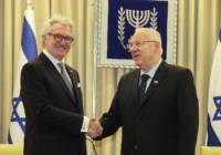 Norwegian Ambassador to Israel, Jon Hanssen-Bauer (L) and President Reuven Rivlin. (Issac Harari/Flash90)