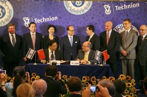 Technion President Peretz Lavie and Shantou University Vice-President Gu Peihua signing the agreement of collaboration.