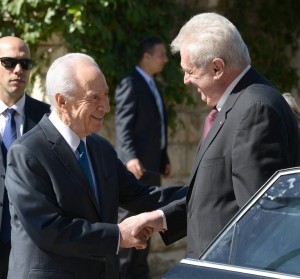 Israeli Pres Peres greets Czech Pres Zeman