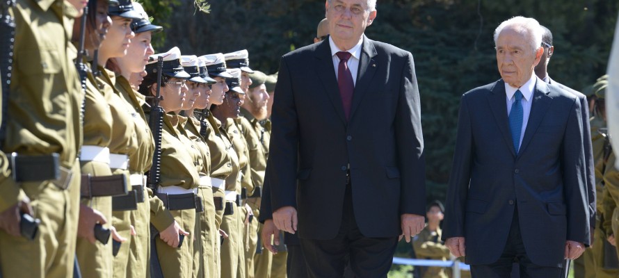 Israeli Pres Peres greets Czech Pres Zeman