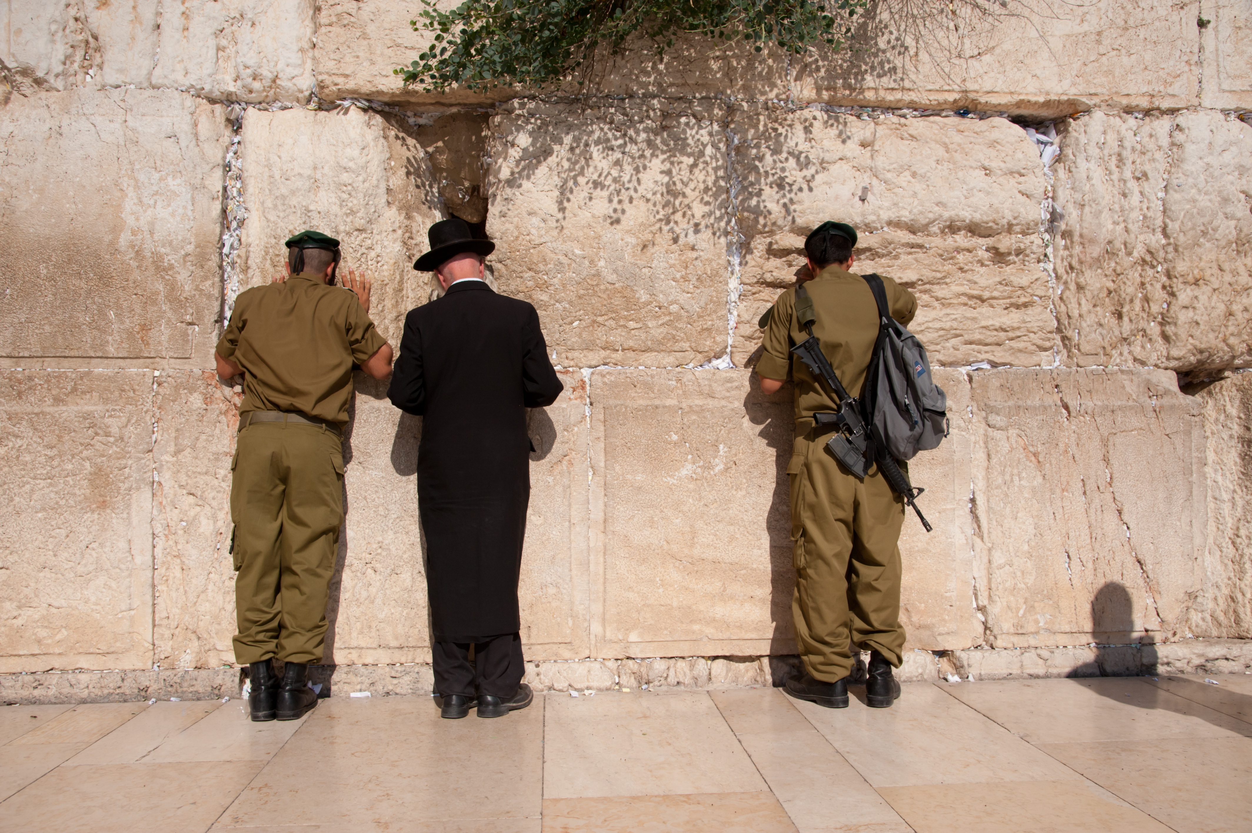 Захваты на востоке. Израильские солдаты у стены плача 1967. Солдаты у стены плача в Иерусалиме. Израильские солдаты в Иерусалиме. Солдаты ЦАХАЛ У стены плача.