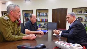 PM Netanyahu (R) cites tight cooperation with Defense Minister Ya'alon (C) and IDF Chief of Staff Gantz. (Photo: Ariel Hermoni/Flash90) 