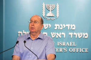 Ministro de Defensa Moshe Yaalon, habla en una conferencia de prensa el 27 de agosto 2014 (Foto: Yonatan Sindel / Flash90)