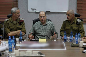 Chief of Staff Gantz (L), Minister of Defense Ya'alon (C) and commander of the IDF Southern Command Turgeman (Photo: Judah Ari Gross/IDF Spokesperson/Flash90)