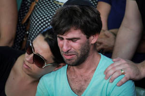 Gila and Doron Tregerman at son Daniel's funeral (Photo: Hadas Parush/Flash90)