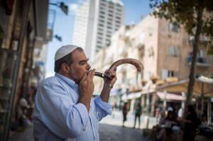 Un hombre hace sonar el Shofar (cuerno de carnero) inl Jerusalén el 14 de septiembre de 2014 El shofar se utiliza principalmente en Rosh Hashaná y Iom Kipur, el Día del Perdón.  (Foto de Hadas Parush / Flash90)