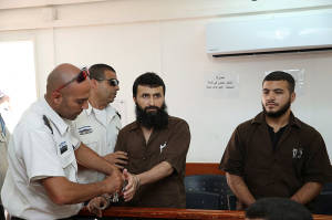 Ziad Awad (L) y su hijo Eddin (R) que llegan a los tribunales Ofer mlitary (Foto: Yonatan Sindel / Flash90)