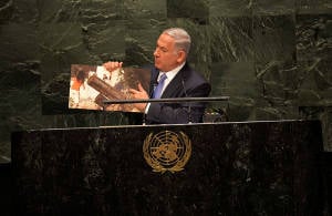 PM Netanyahu shows UN members a news photo proving Hamas's use of human shields. (Photo: Avi Ohayon/GPO)