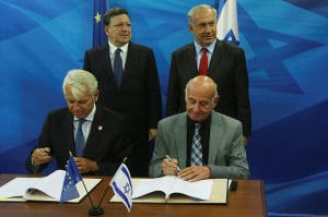 PM Netanyahu (Top Right) and Minister Peri (Bottom Right), during a ceremony signing an agreement for Israel to participate in the European Horizon 2020 program for research and development. (Photo: Marc Israel Sellem/POOL/Flash90)