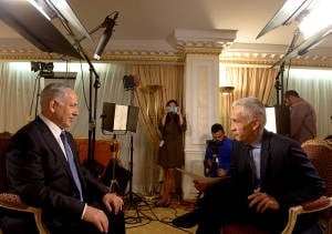 PM Netanyahu (L) fue entrevistado por la prensa en Nueva York el miércoles en relación con proyecto de vivienda en Jerusalén. (Foto: Avi Ohayon / GPO)
