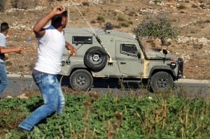 Arabs attack an IDF vehicle. (Photo: STR/Flash90)