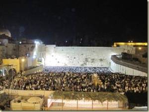 Prayers at the Western Wall at 2 am before Yom Kippur last year. (Photo: mpaths.com)