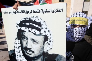 Un enmascarado Palestina con el cartel de Arafat. (Issam Rimawi / Flash90)