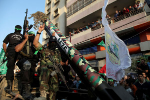 Hamas muestra uno de sus cohetes.  Hamas lanzó muchos de estos cohetes contra civiles israelíes.  (Foto: Emad Nassar / Flash90)