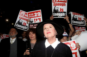 Esther Pollard during a protest calling for the release of Jonathan Pollard near the US embassy Tel Aviv on February 23, 2014. (Photo: Roni Schutzer/Flash90)
