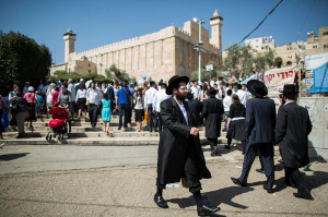 Jews flock to visit the Cave of the Patriarchs in Hebron, April 17, 2014. (Photo: Yonatan Sindel/Flash90)