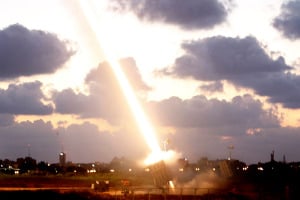 El sistema anti-cohetes Iron Dome en acción.  Foto por Miriam Alster / Flash90