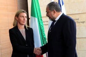 Ministro de Relaciones Exteriores, Avigdor Liberman se reúne con el ministro de Relaciones Exteriores de Italia Federica Mogherini el 16 de julio de 2014. (Foto: Yossi Zamir / Flash90)