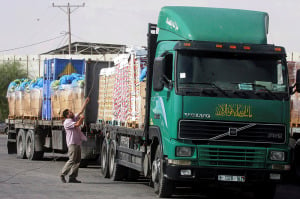 Trucks carrying humanitarian aid from Israel into Gaza. (Abed Rahim Khatib/Flash90)
