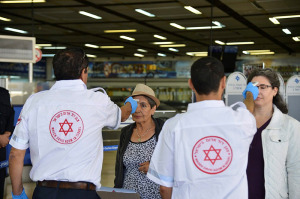 Medical personnel check travelers arriving at the Tel Aviv Ben Gurion Airport from Cairo for the Ebola virus, on October 20, 2014. (Photo: Flash90)