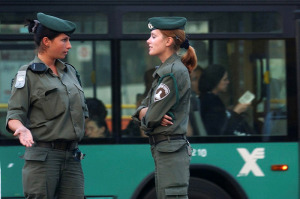 Dos mujeres de la policía fronteriza que fijan el centro de Jerusalén.  (Foto por Nati Shohat / Flash90)