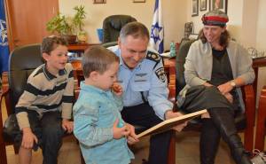Hadas Mizrahi y su familia con el Jefe de Policía Dañino.  (Foto: Policía de Israel)