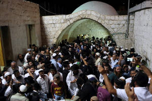Hundreds of Israelis flock to pray at Joseph's Tomb. (Photo: Yaakov Naumi /Flash90)