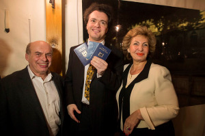 Chariman Sharansky (L) y el ministro Landver (R) con un joven Oleh.  (Foto: Yonatan Sindel / Flash90)
