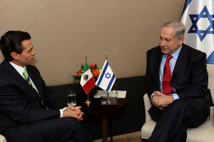 Prime Minister Benjamin Netanyahu (R) meets with Mexican President Enrique Pena-Nieto at World Economic Forum (WEF) in Davos, Switzerland in January 2014. (Photo: Kobi Gideon/GPO/Flash90