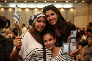 Nuevos inmigrantes franceses emocionales visto después de recibir sus nuevas identificaciones israelíes.  (Foto: Hadas Parush / Flash90)